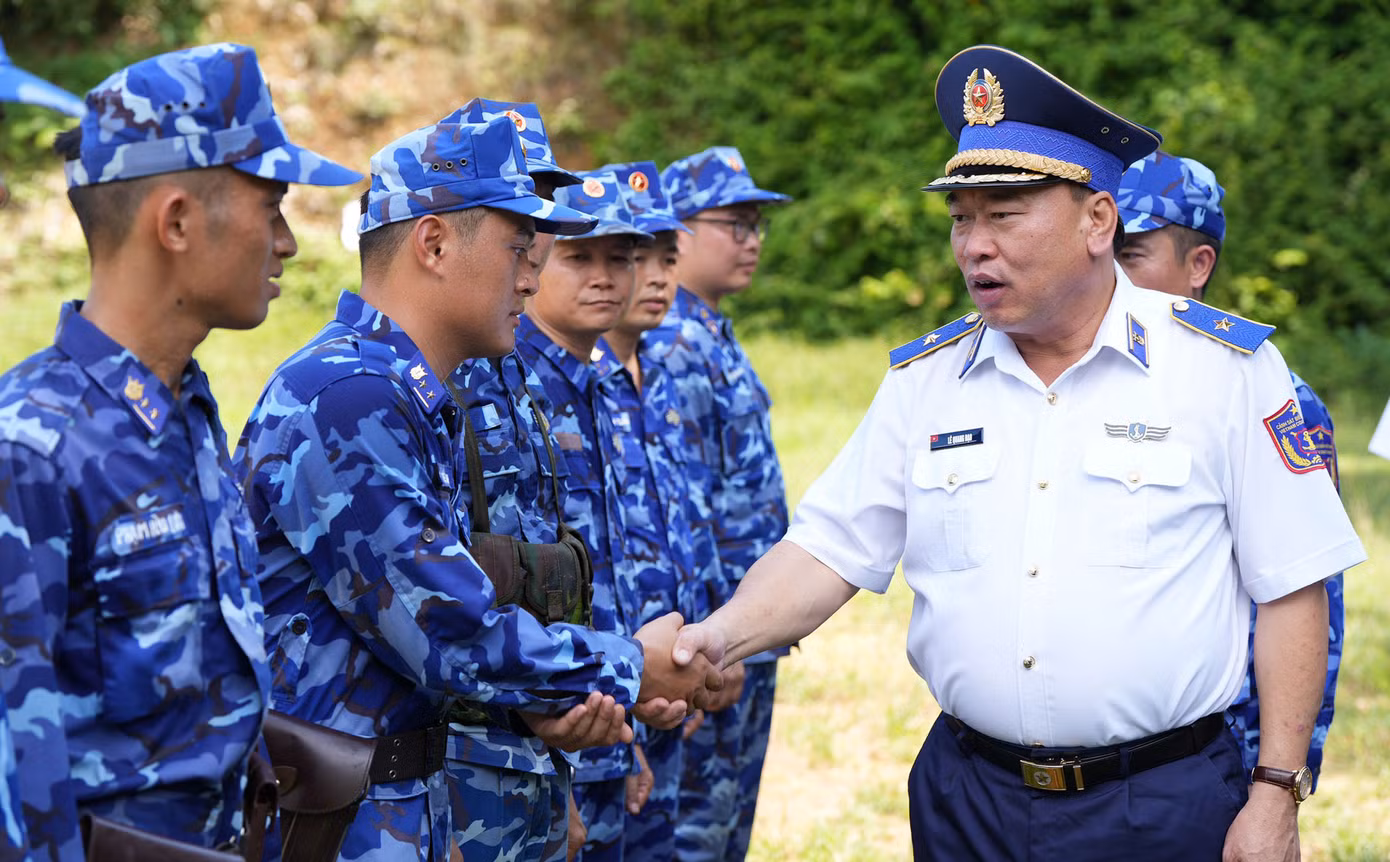 Thiếu tướng Lê Quang Đạo - Tư lệnh Cảnh sát biển Việt Nam, động viên, giao nhiệm vụ cho đội tuyển bắn súng quân dụng của lực lượng.