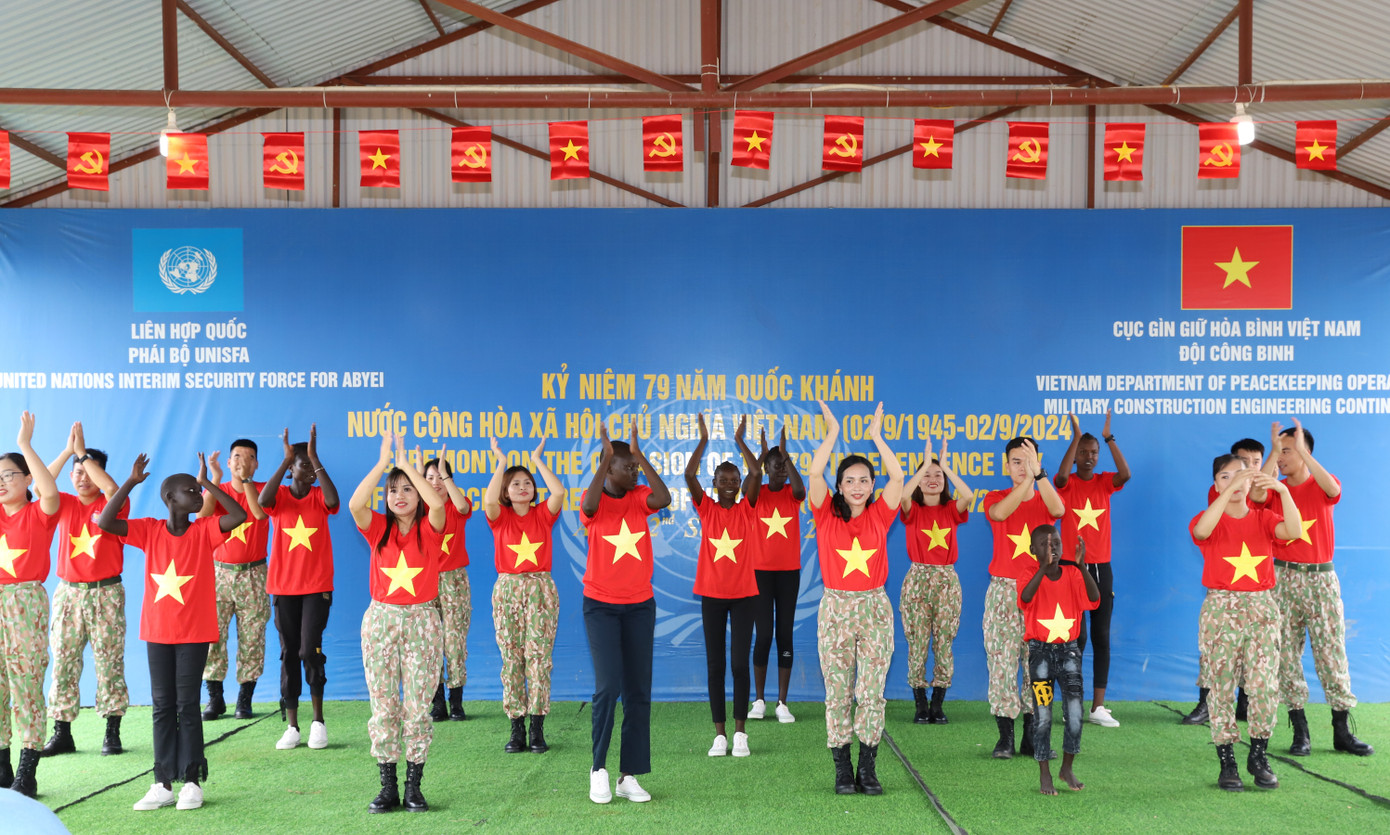 Tại buổi lễ, các đại biểu đã được thưởng thức các tiết mục ca nhạc do đội văn nghệ Đội Công binh số 2 của Việt Nam kết hợp với các em nhỏ Abyei biểu diễn.