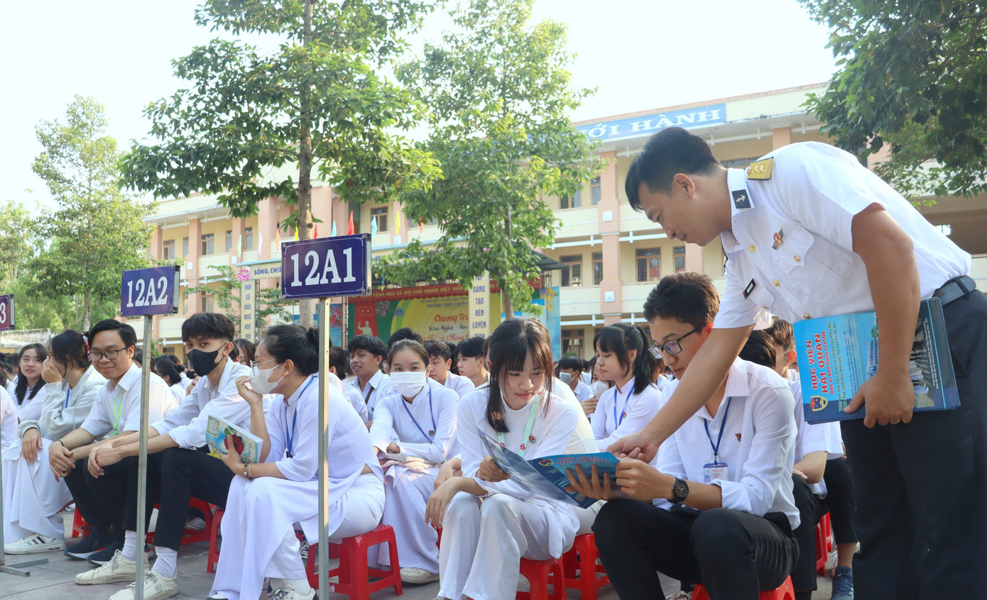 Cán bộ Lữ đoàn 955 hướng dẫn học sinh tìm hiểu về tiêu chí tuyển sinh của Học viện Hải quân.