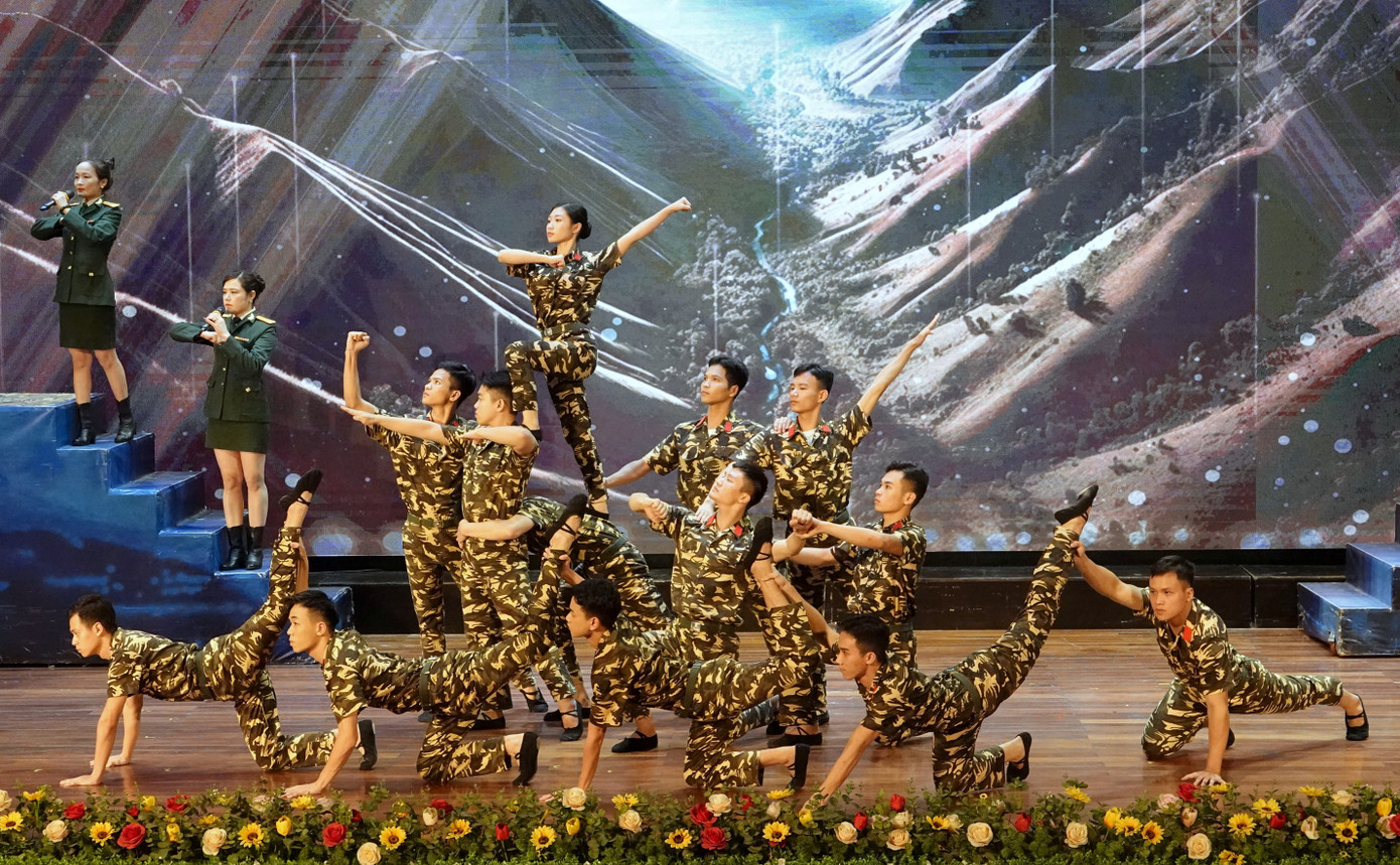 Chương trình nghệ thuật đặc sắc do cán bộ Đoàn, đoàn viên thanh niên trong Đội văn nghệ xung kích của Trường Sĩ quan Chính trị biểu diễn chào mừng chương trình khai mạc lớp bồi dưỡng. Chương trình nghệ thuật đặc sắc do cán bộ Đoàn, đoàn viên thanh niên trong Đội văn nghệ xung kích của Trường Sĩ quan Chính trị biểu diễn chào mừng chương trình khai mạc lớp bồi dưỡng.