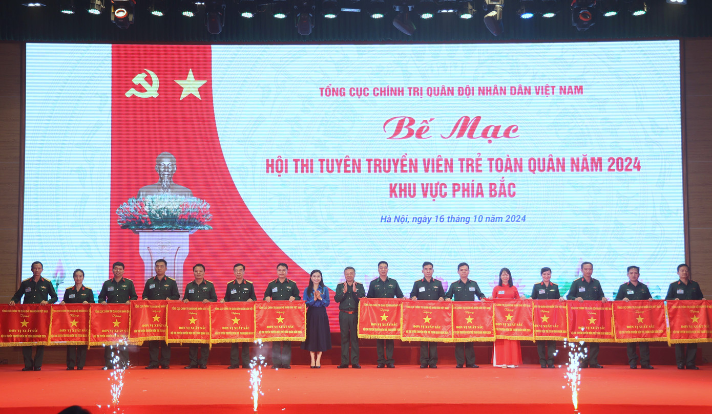 Trung tướng Lê Quang Minh - Phó Chủ nhiệm Tổng cục Chính trị Quân đội nhân dân Việt Nam và Bí thư Trung ương Đoàn Nguyễn Phạm Duy Trang, trao Cờ tặng các đội thi xuất sắc. Trung tướng Lê Quang Minh - Phó Chủ nhiệm Tổng cục Chính trị Quân đội nhân dân Việt Nam và Bí thư Trung ương Đoàn Nguyễn Phạm Duy Trang, trao Cờ tặng các đội thi xuất sắc.