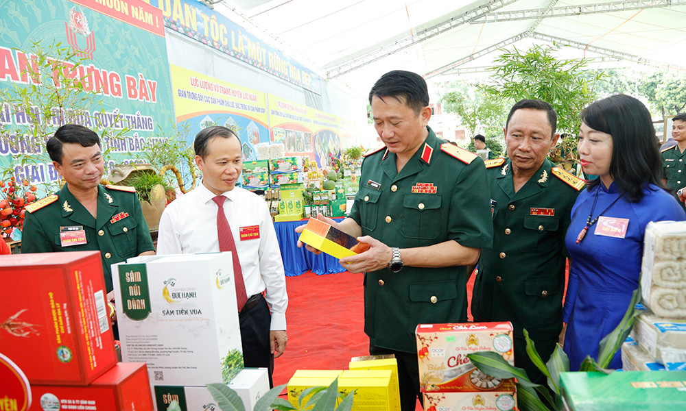 Thiếu tướng La Công Phương cùng các đại biểu tham quan trưng bày tại Đại hội Thi đua Quyết thắng Bộ Chỉ huy Quân sự tỉnh Bắc Giang giai đoạn 2019-2024. Thiếu tướng La Công Phương cùng các đại biểu tham quan trưng bày tại Đại hội Thi đua Quyết thắng Bộ Chỉ huy Quân sự tỉnh Bắc Giang giai đoạn 2019-2024.