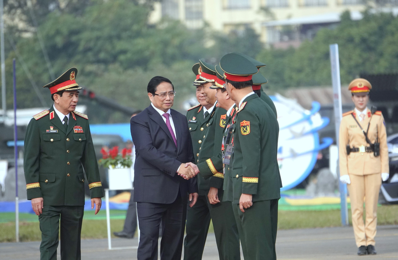 Lãnh đạo Bộ Quốc phòng đón Thủ tướng Phạm Minh Chính tới dự khai mạc triển lãm.