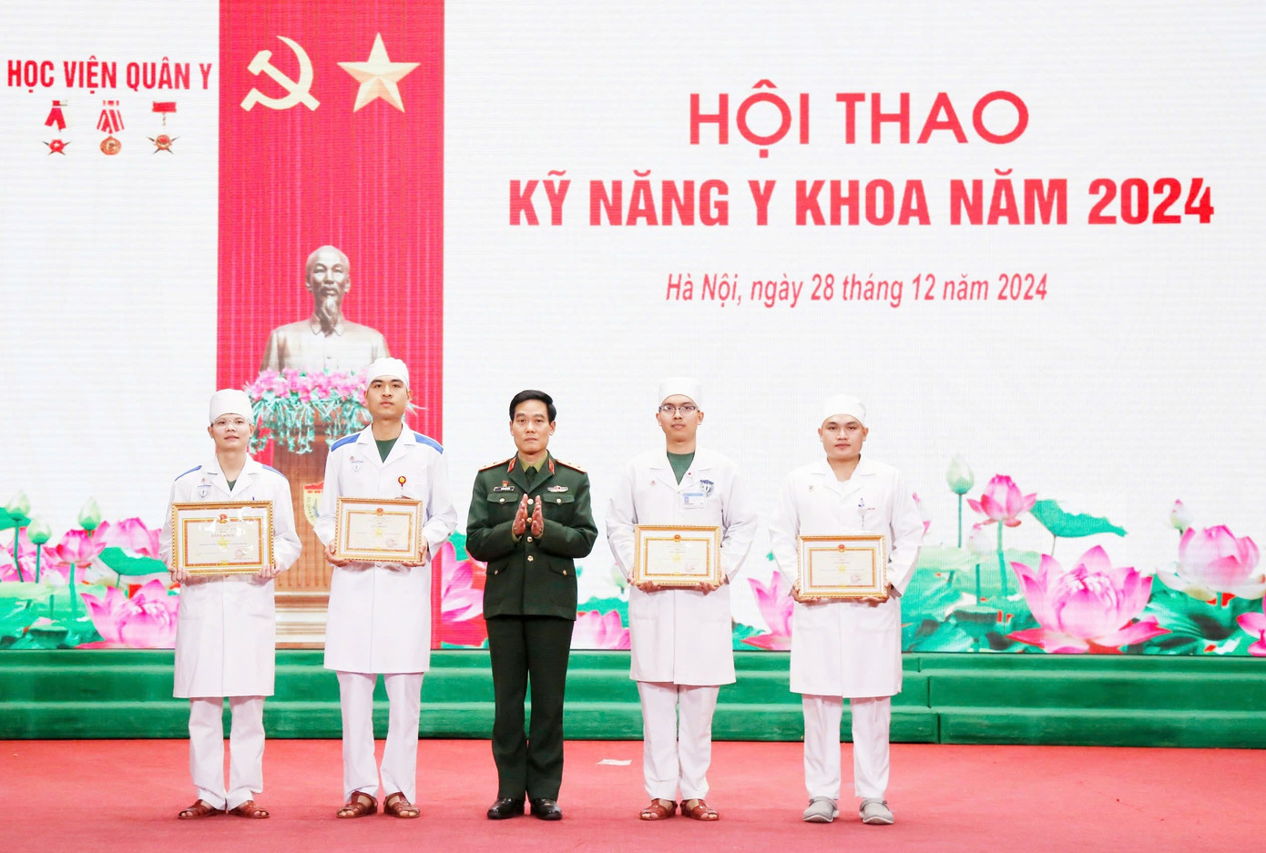 Trung tướng, GS.TS Trần Viết Tiến - Giám đốc Học viện Quân y, trao thưởng cho các đội thi đoạt giải Nhất, Nhì, Ba tại Hội thao. Trung tướng, GS.TS Trần Viết Tiến - Giám đốc Học viện Quân y, trao thưởng cho các đội thi đoạt giải Nhất, Nhì, Ba tại Hội thao.