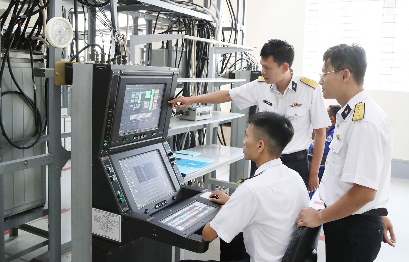 Huấn luyện làm chủ trang bị kỹ thuật ở Nhà máy X52. Huấn luyện làm chủ trang bị kỹ thuật ở Nhà máy X52.