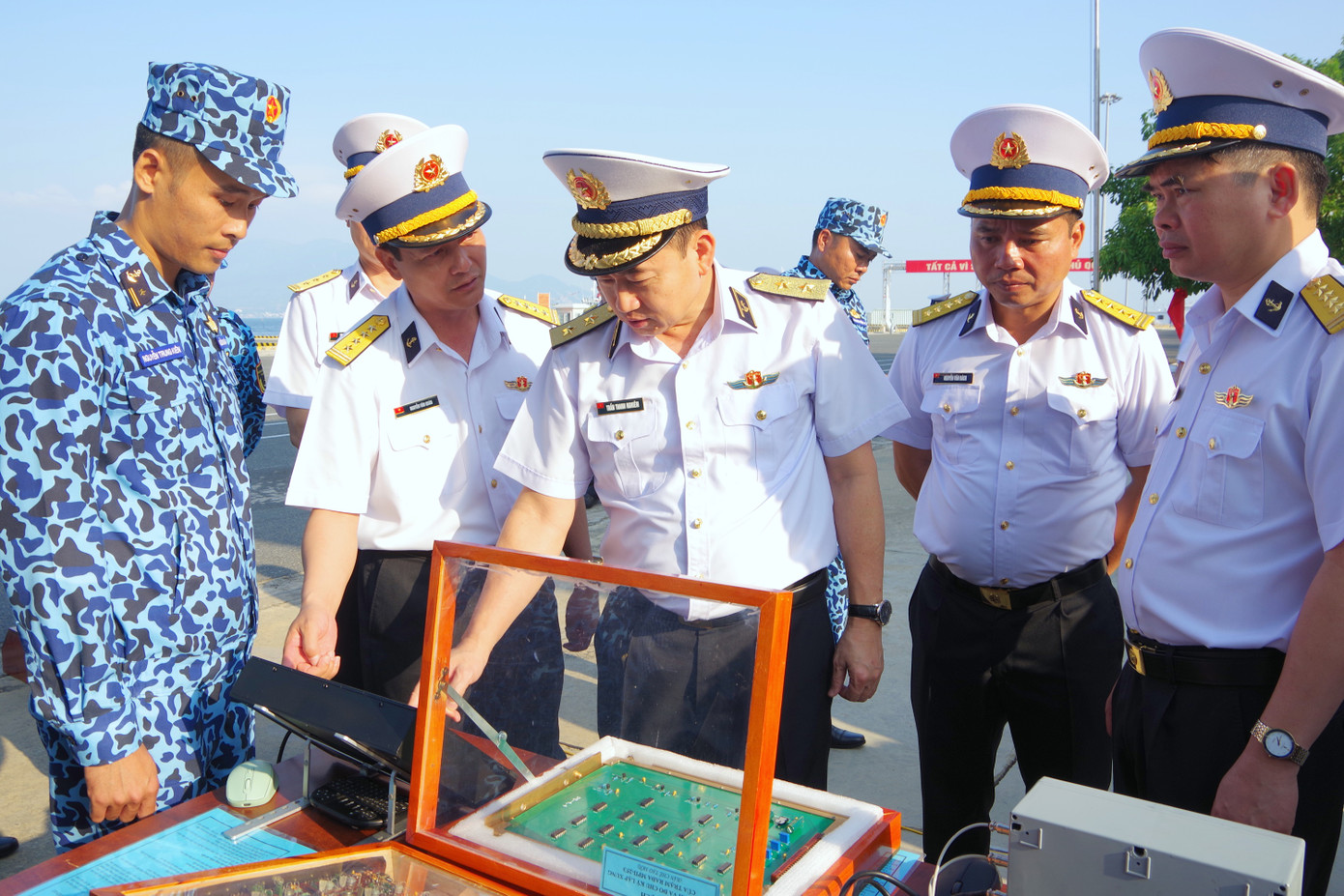 Phó Đô đốc Trần Thanh Nghiêm - Tư lệnh Hải quân, kiểm tra sáng kiến, cải tiến kỹ thuật của cán bộ, thủy thủ tàu ngầm 183 trong Lễ ra quân huấn luyện năm 2024. Phó Đô đốc Trần Thanh Nghiêm - Tư lệnh Hải quân, kiểm tra sáng kiến, cải tiến kỹ thuật của cán bộ, thủy thủ tàu ngầm 183 trong Lễ ra quân huấn luyện năm 2024.