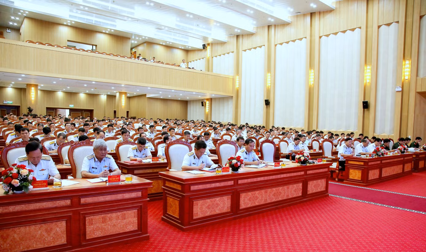Dự hội nghị có đại biểu các cơ quan Bộ Tổng tham mưu, Tổng cục Chính trị, Tổng cục Công nghiệp quốc phòng và 320 đại biểu là lãnh đạo, chỉ huy các cơ quan, đơn vị trong Quân chủng Hải quân.