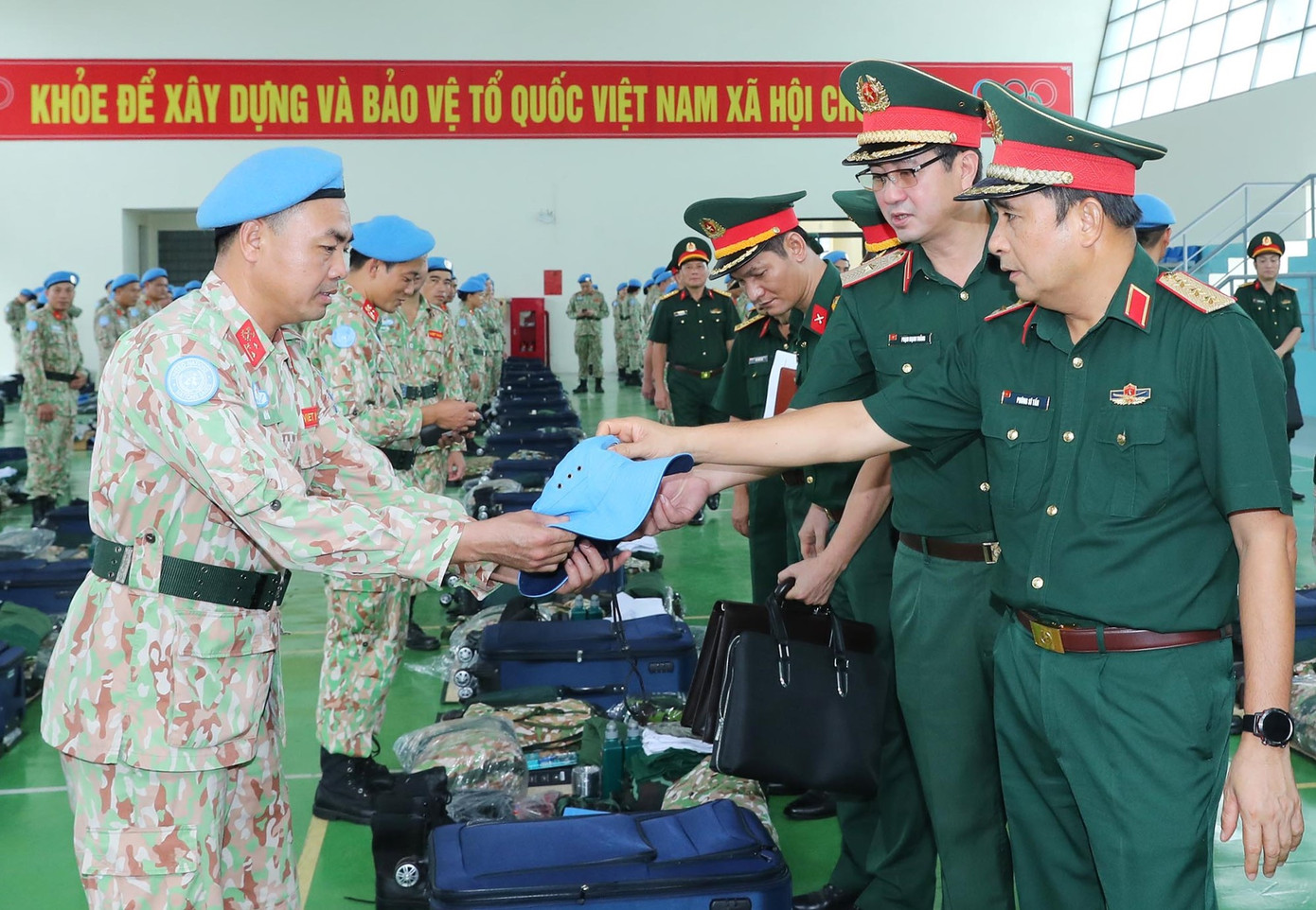 Thượng tướng Phùng Sĩ Tấn - Phó Tổng tham mưu trưởng Quân đội nhân dân Việt Nam, kiểm tra công tác chuẩn bị Lễ xuất quân của BVDC 2.6 và Đội ĐCB số 3 trước khi lên đường làm nhiệm vụ GGHB LHQ.