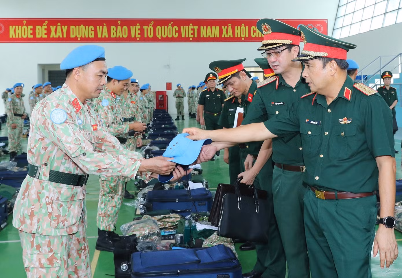 Thượng tướng Phùng Sĩ Tấn - Phó Tổng tham mưu trưởng Quân đội nhân dân Việt Nam, kiểm tra công tác chuẩn bị Lễ xuất quân của BVDC 2.6 và Đội ĐCB số 3 trước khi lên đường làm nhiệm vụ GGHB LHQ.