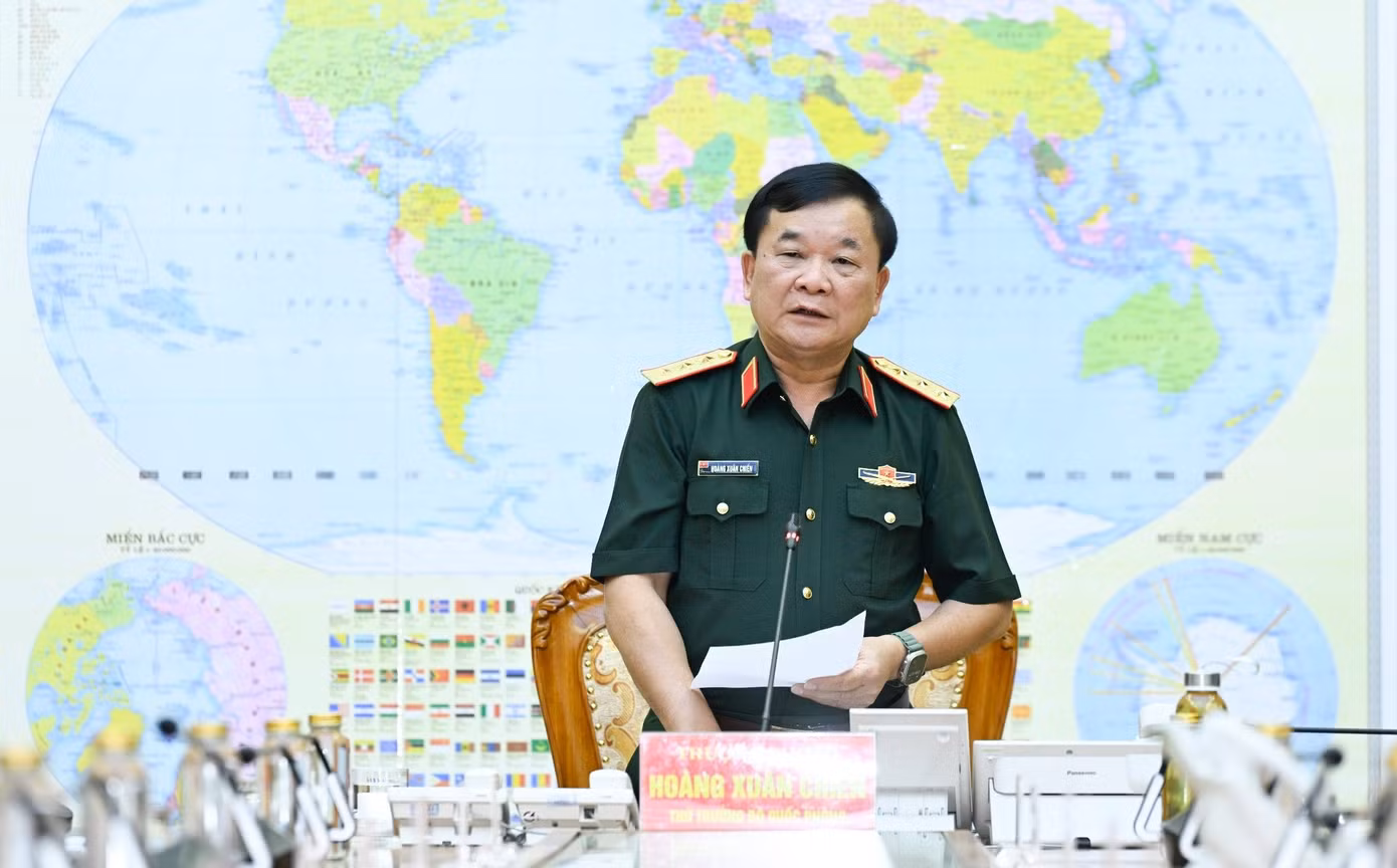 Thượng tướng Hoàng Xuân Chiến - Thứ trưởng Bộ Quốc phòng, chủ trì phiên họp. Thượng tướng Hoàng Xuân Chiến - Thứ trưởng Bộ Quốc phòng, chủ trì phiên họp.