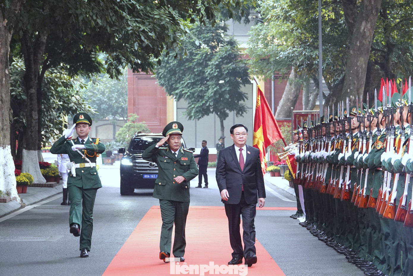 Tư lệnh Bộ đội Biên phòng tháp tùng Chủ tịch Quốc hội duyệt Đội danh dự, chiều 1/2. Ảnh: Nguyễn Minh Tư lệnh Bộ đội Biên phòng tháp tùng Chủ tịch Quốc hội duyệt Đội danh dự, chiều 1/2. Ảnh: Nguyễn Minh