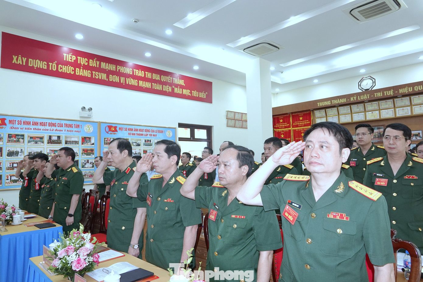 Đại biểu dự đại hội làm lễ chào cờ.