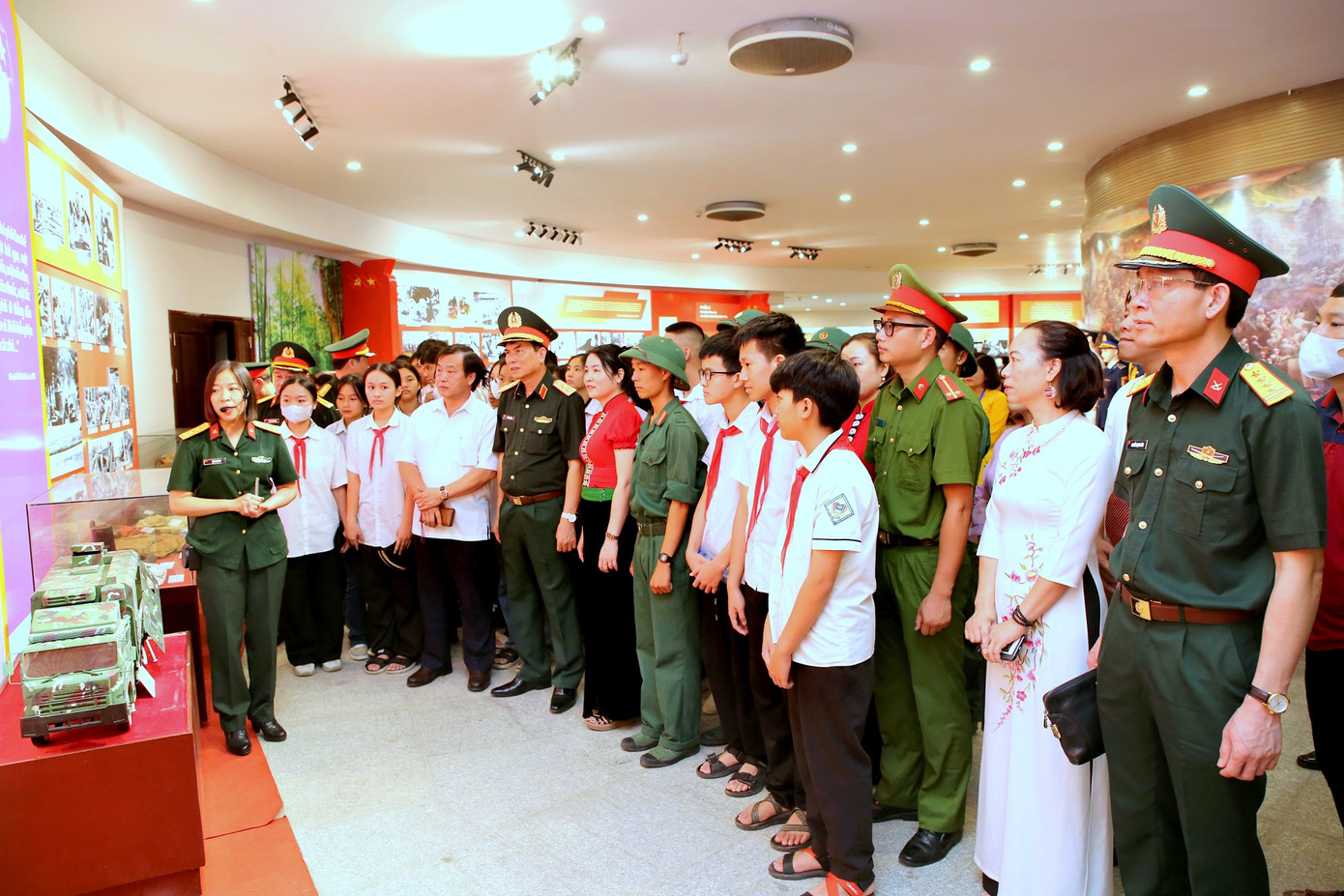 Các đại biểu tham quan khu trưng bày. Các đại biểu tham quan khu trưng bày.