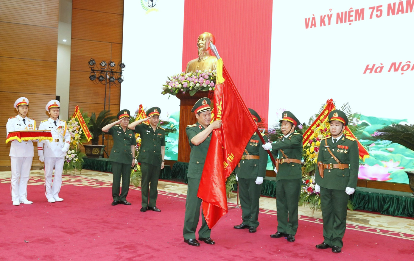 Thừa uỷ quyền của Chủ tịch nước, Thứ trưởng Bộ Quốc phòng Vũ Hải Sản gắn Huân chương Bảo vệ Tổ quốc hạng Nhì lên Quân kỳ Quyết thắng của Cục Vận tải (Tổng cục Hậu cần).