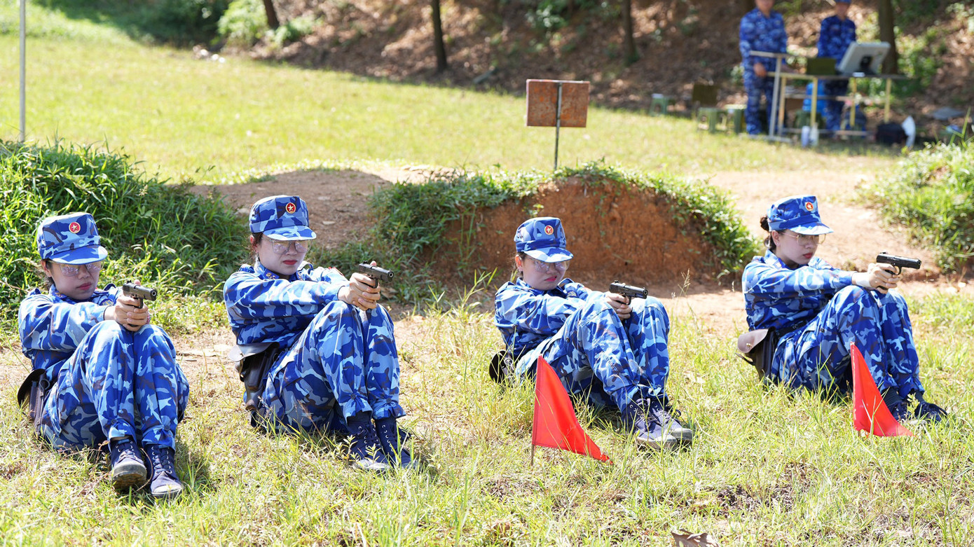 Các tuyển thủ nữ của Cảnh sát biển thực hiện nội dung bài bắn đồng đội vận động bắn mục tiêu bia kim loại số 1 ban ngày súng ngắn K54.