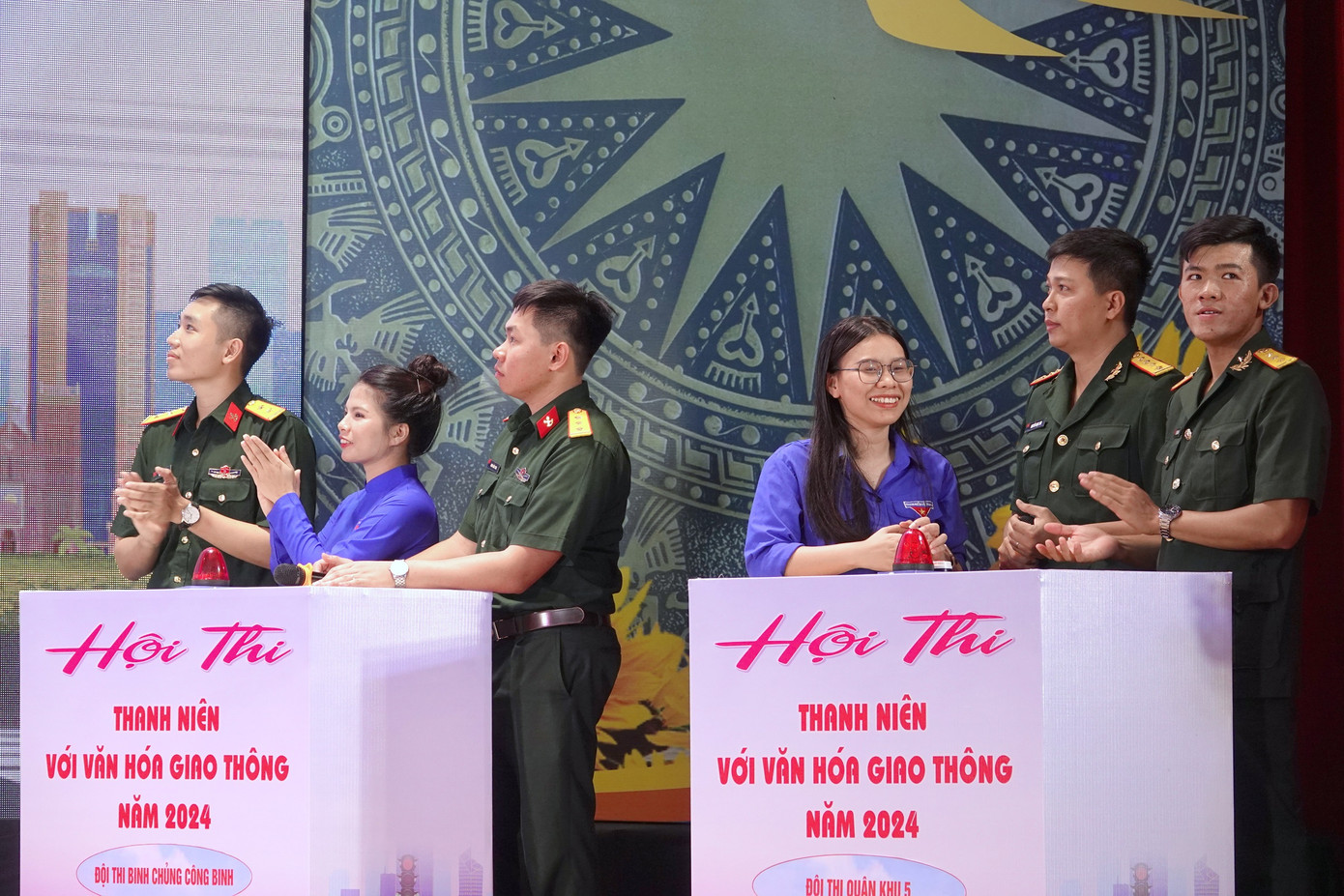 5 đội thi trong phần thi Kiến thức về Luật Giao thông và văn hóa khi tham gia giao thông. 5 đội thi trong phần thi Kiến thức về Luật Giao thông và văn hóa khi tham gia giao thông.