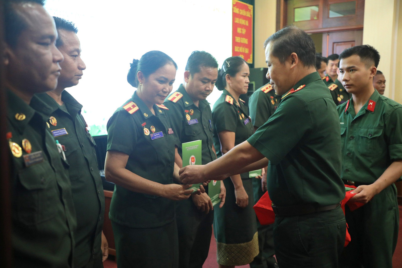 Lãnh đạo Ban Thanh niên Quân đội trao quà tặng đoàn cán bộ QĐND Lào. Lãnh đạo Ban Thanh niên Quân đội trao quà tặng đoàn cán bộ QĐND Lào.