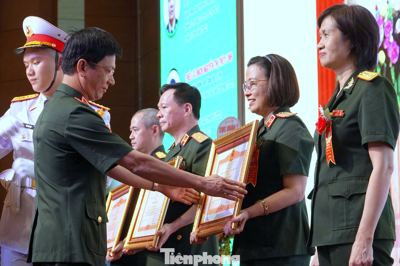 Thừa ủy quyền của Thủ tướng Chính phủ, lãnh đạo Tổng cục Hậu cần trao Bằng khen tặng 6 tập thể, cá nhân tiêu biểu