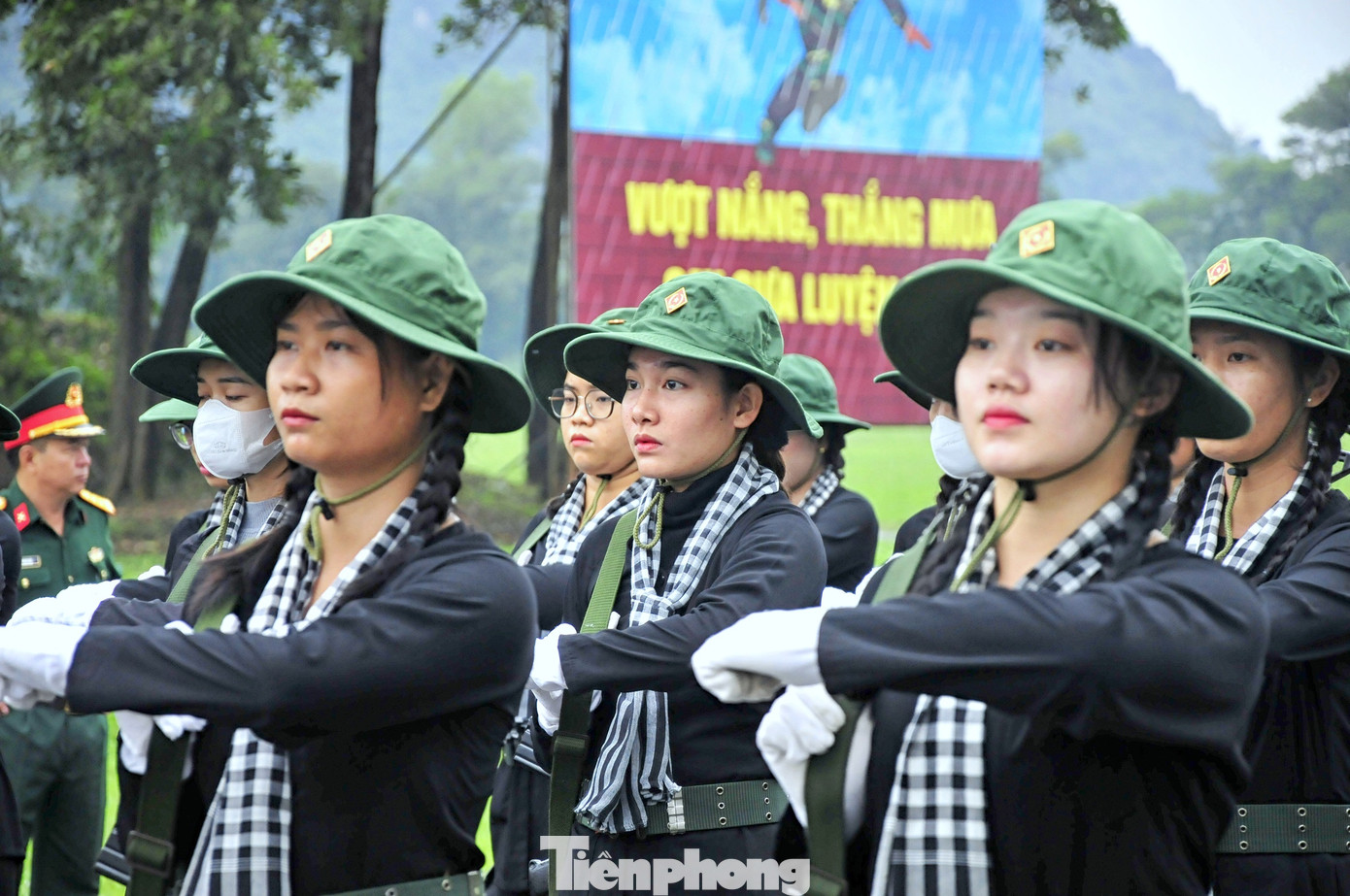 Hình ảnh các nữ dân quân trong trang phục áo bà ba thắt khăn rằn trên sân tập khiến không khí thao trường thêm sôi nổi.