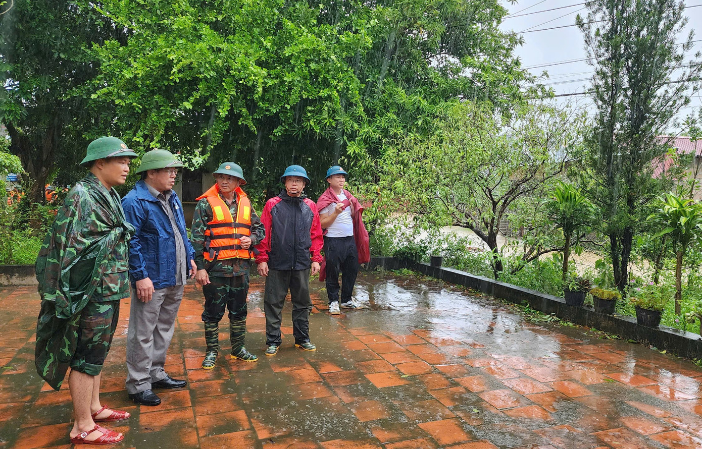 Chỉ huy Trung đoàn 141 và lãnh đạo huyện Hữu Lũng (Lạng Sơn) thị sát tình hình, trao đổi biện pháp giúp dân khắc phục hậu quả sau cơn bão số 3.