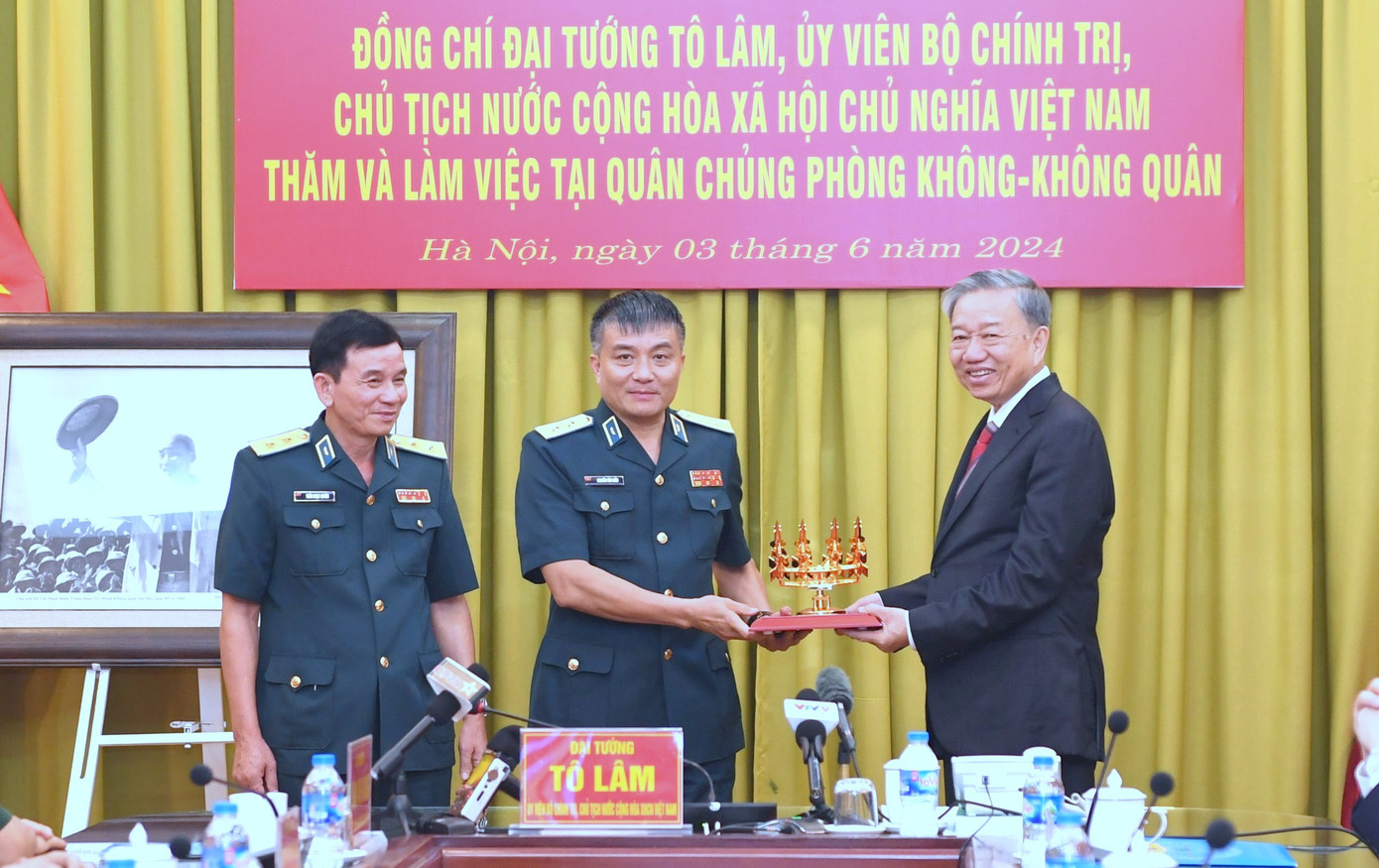 Lãnh đạo Quân chủng PK-KQ trao tặng Chủ tịch nước mô hình tên lửa phòng không bảo vệ bầu trời. Lãnh đạo Quân chủng PK-KQ trao tặng Chủ tịch nước mô hình tên lửa phòng không bảo vệ bầu trời.