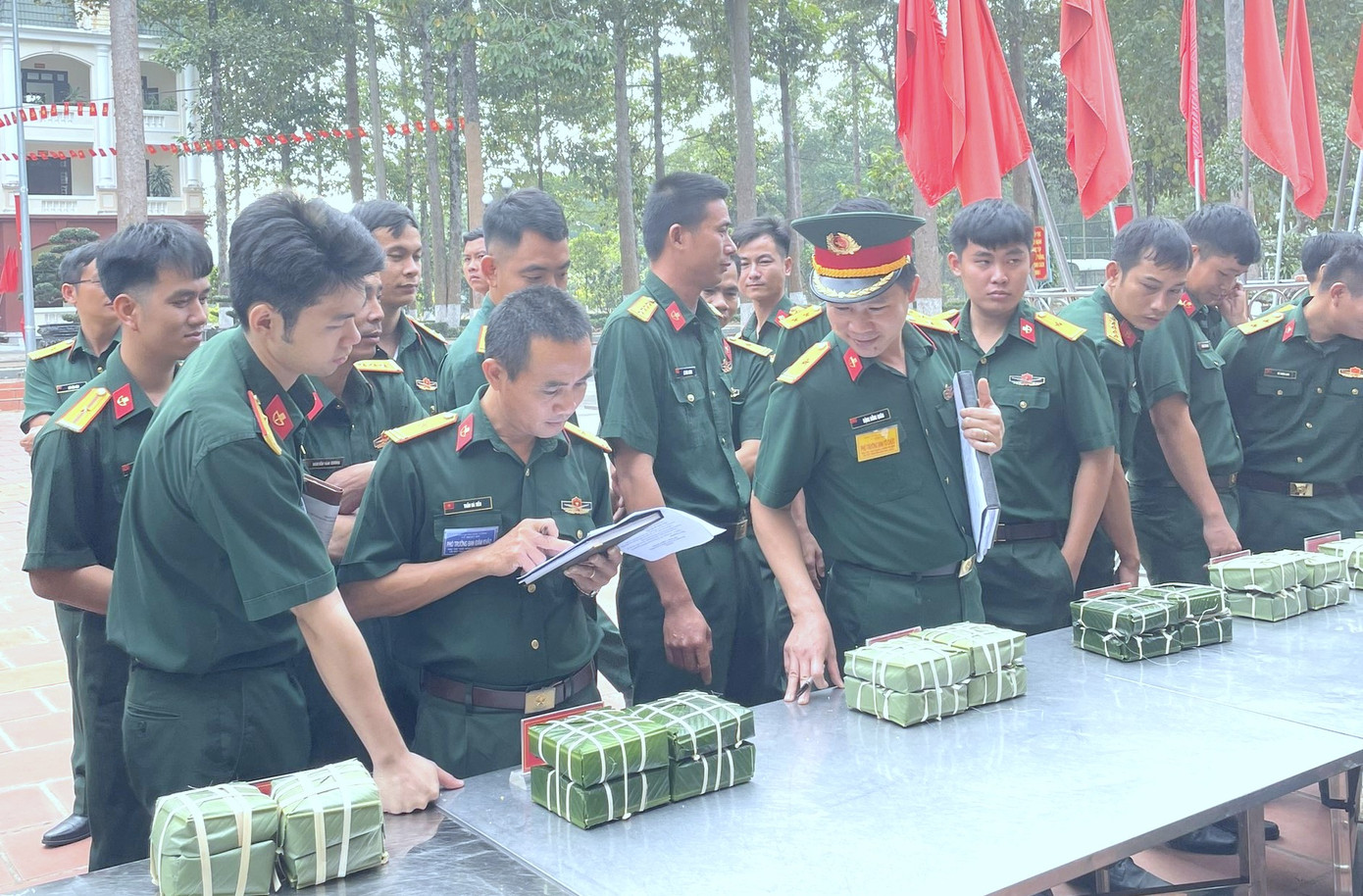 Hội thi gói bánh chưng Tết của Lữ đoàn Đặc công bộ 429. Hội thi gói bánh chưng Tết của Lữ đoàn Đặc công bộ 429.