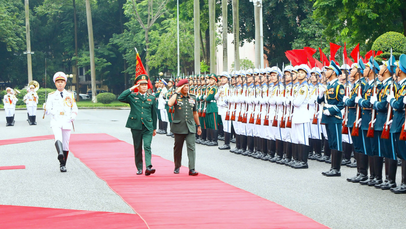 Thượng tướng Nguyễn Tân Cương và Đại tướng Tan Sri Datuk Seri Mohammad bin Ab Rahman duyệt Đội danh dự Quân đội nhân dân Việt Nam tại lễ đón.