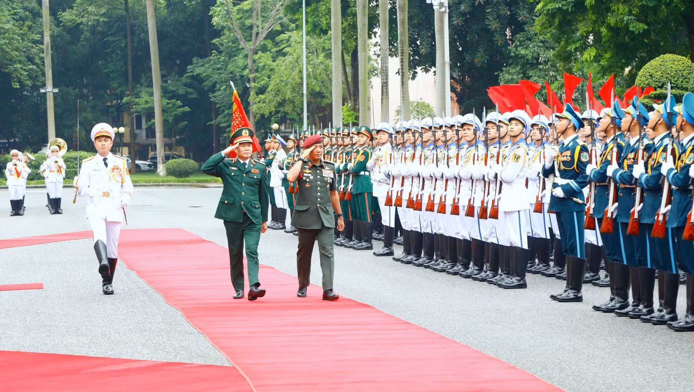 Thượng tướng Nguyễn Tân Cương và Đại tướng Tan Sri Datuk Seri Mohammad bin Ab Rahman duyệt Đội danh dự Quân đội nhân dân Việt Nam tại lễ đón. Thượng tướng Nguyễn Tân Cương và Đại tướng Tan Sri Datuk Seri Mohammad bin Ab Rahman duyệt Đội danh dự Quân đội nhân dân Việt Nam tại lễ đón.
