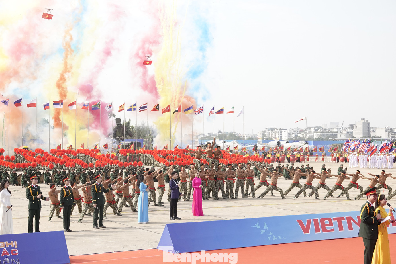 Quang cảnh lễ khai mạc triển lãm.