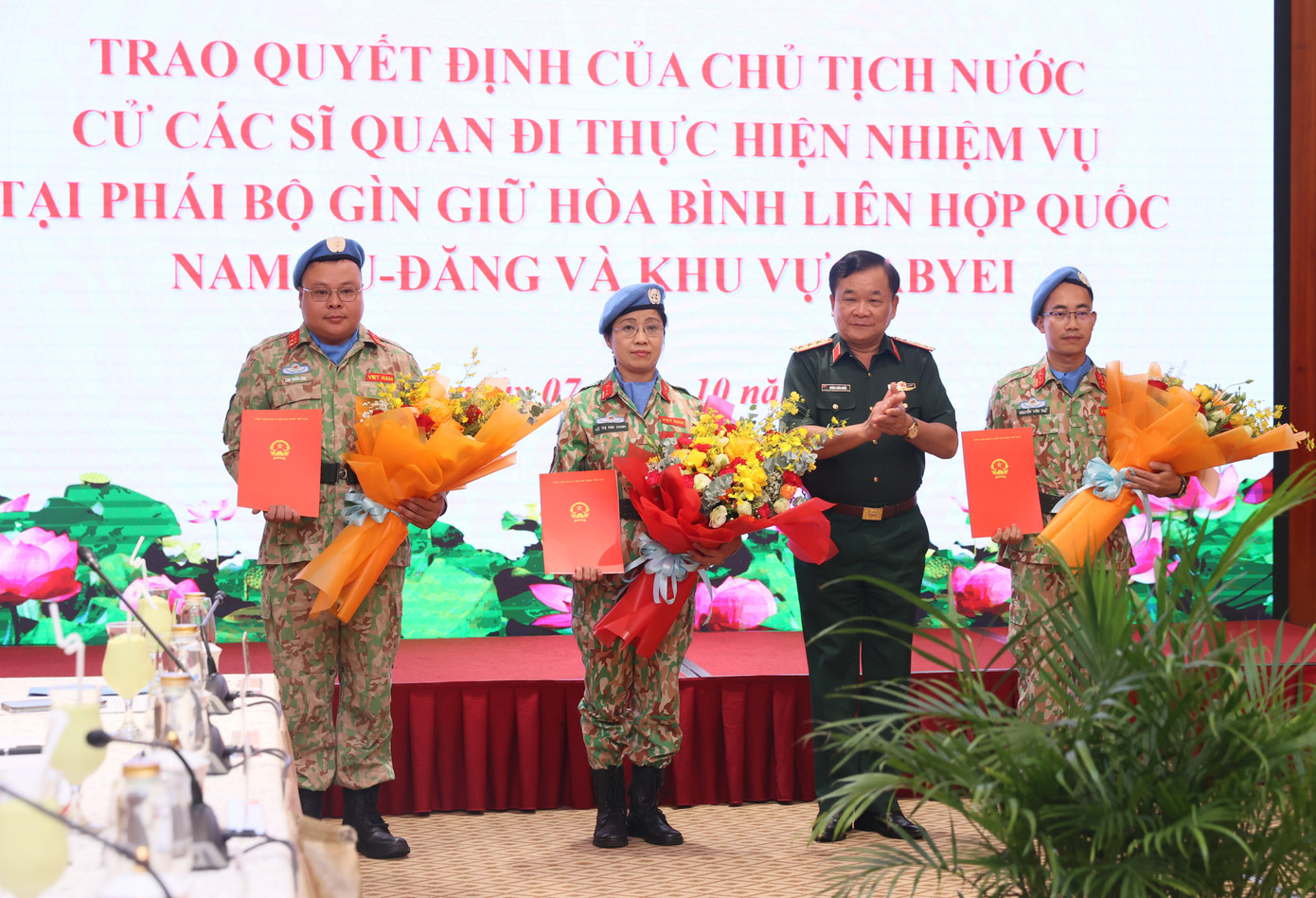 Thừa ủy quyền của Chủ tịch nước, Thượng tướng Hoàng Xuân Chiến - Thứ trưởng Bộ Quốc phòng, trao các Quyết định cho ba sĩ quan.