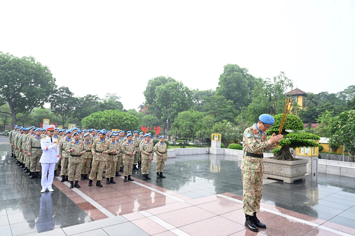 Lễ dâng hương tại Đài tưởng niệm các Anh hùng Liệt sĩ, sáng 22/5. Lễ dâng hương tại Đài tưởng niệm các Anh hùng Liệt sĩ, sáng 22/5.