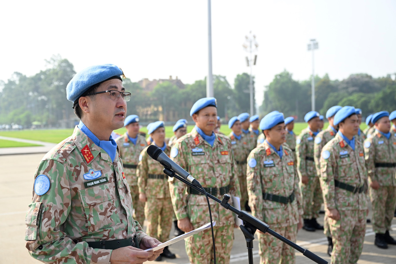 Đại tá Phạm Mạnh Thắng - Cục trưởng Cục GGHB Việt Nam, thay mặt toàn đơn vị báo công dâng Bác. Đại tá Phạm Mạnh Thắng - Cục trưởng Cục GGHB Việt Nam, thay mặt toàn đơn vị báo công dâng Bác.