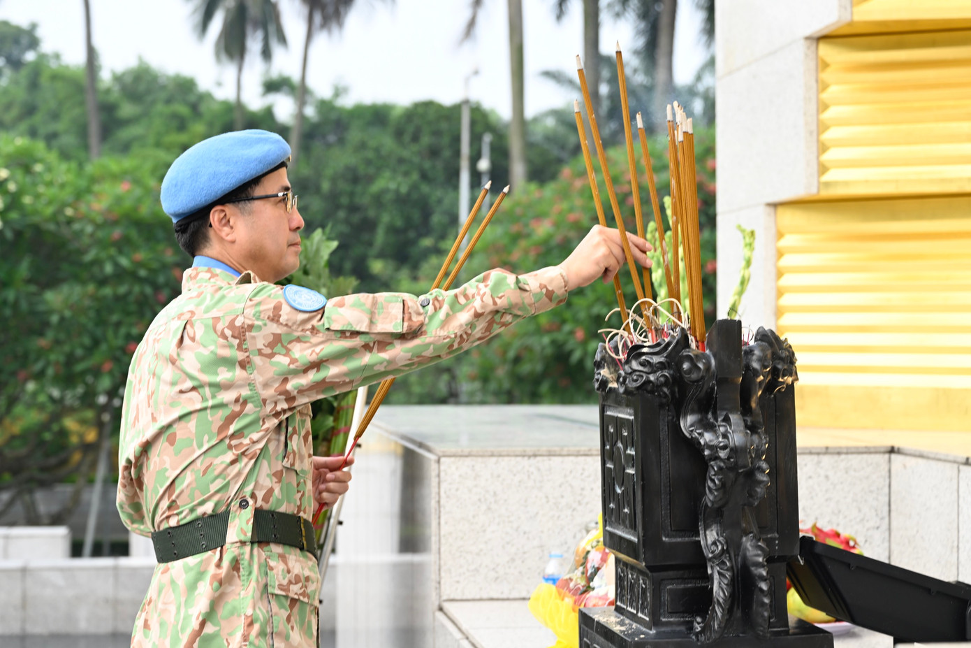 Các đại biểu dâng hương tưởng niệm tại Đài tưởng niệm các Anh hùng Liệt sĩ trên đường Bắc Sơn. Các đại biểu dâng hương tưởng niệm tại Đài tưởng niệm các Anh hùng Liệt sĩ trên đường Bắc Sơn.