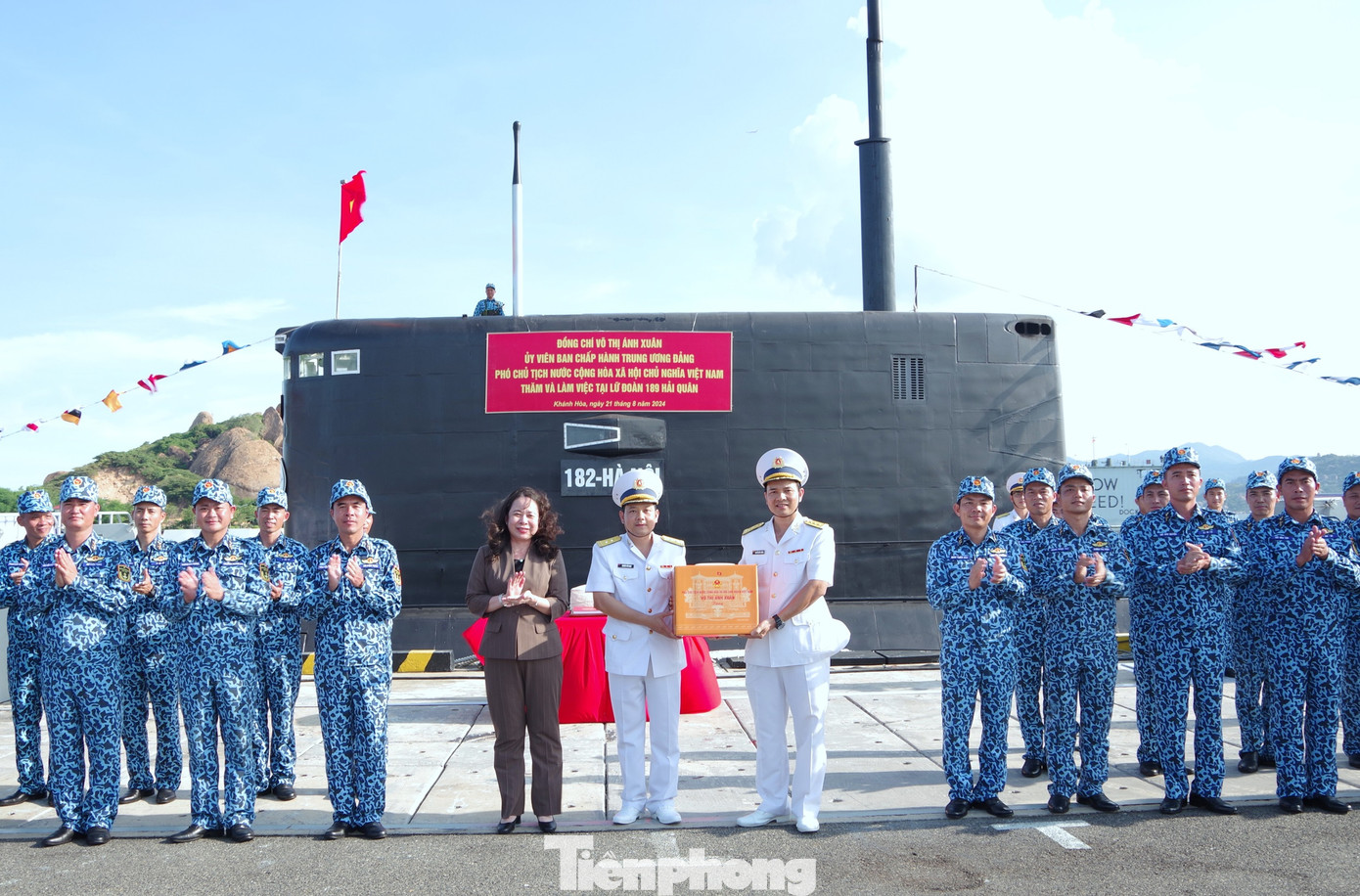 Phó Chủ tịch nước tặng quà động viên cán bộ, chiến sĩ Lữ đoàn Tàu ngầm 189. Phó Chủ tịch nước tặng quà động viên cán bộ, chiến sĩ Lữ đoàn Tàu ngầm 189.