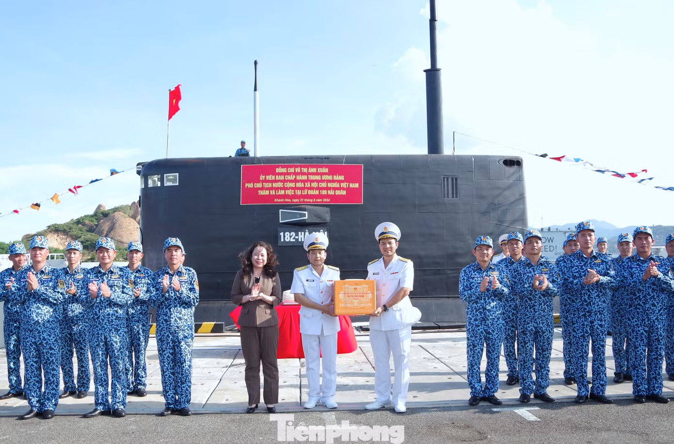 Phó Chủ tịch nước tặng quà động viên cán bộ, chiến sĩ Lữ đoàn Tàu ngầm 189.