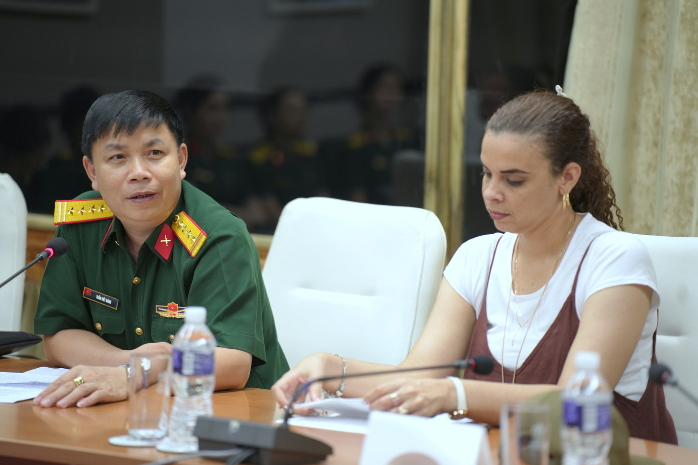 Đại tá Trần Viết Năng - Trưởng Ban Thanh niên Quân đội (bên trái), phát biểu tại tọa đàm “Hai trái tim chung nhịp đập”. Đại tá Trần Viết Năng - Trưởng Ban Thanh niên Quân đội (bên trái), phát biểu tại tọa đàm “Hai trái tim chung nhịp đập”.