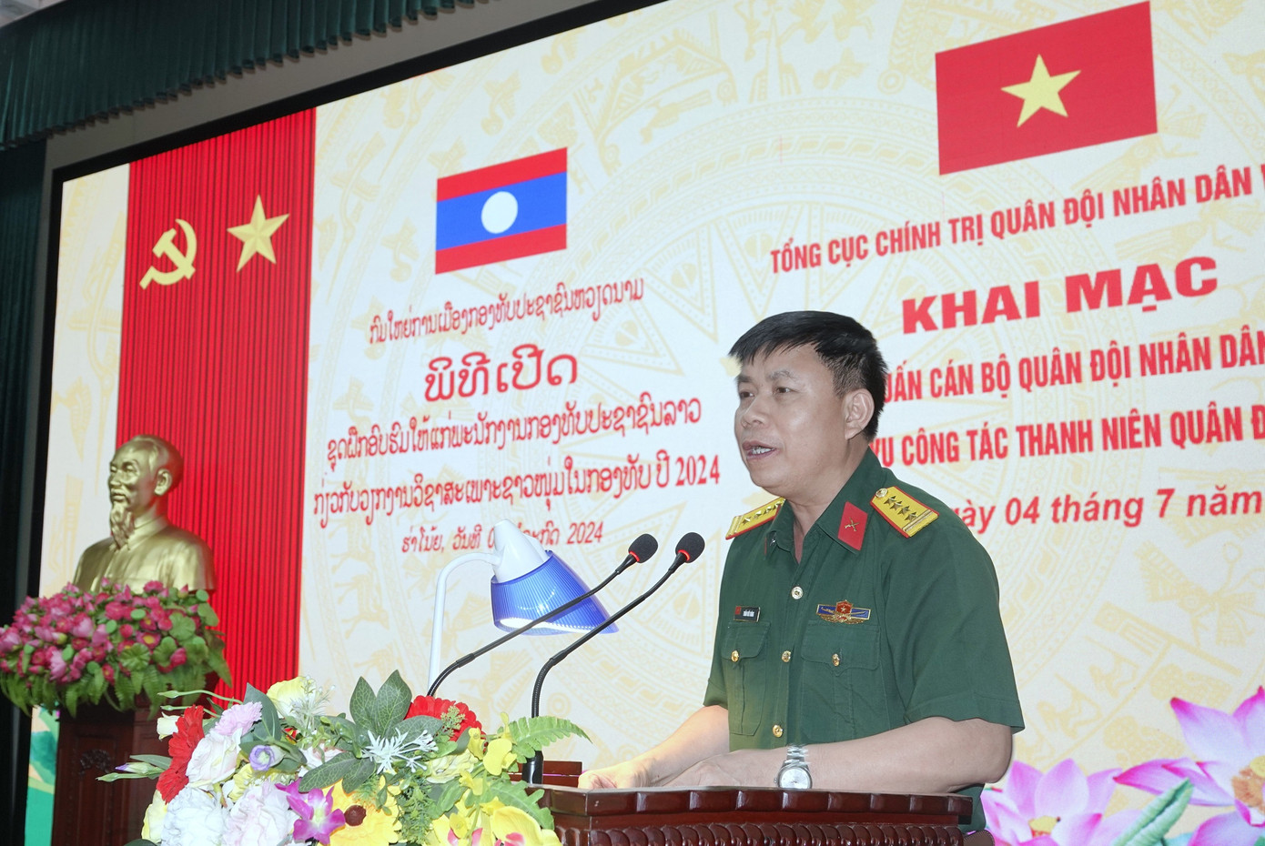 Đại tá Trần Viết Năng - Trưởng ban Thanh niên Quân đội, phát biểu khai mạc tập huấn.