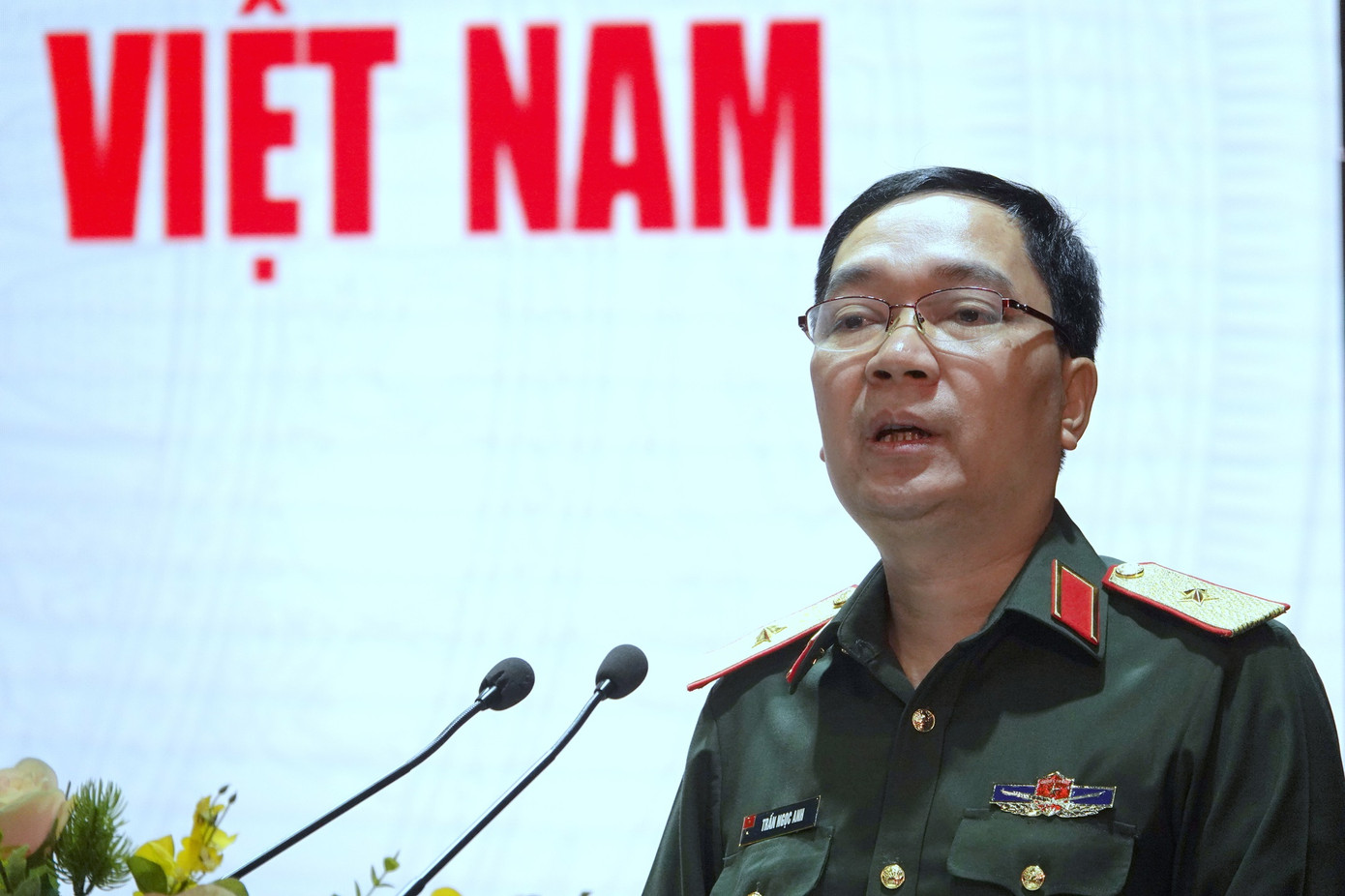 Thiếu tướng Trần Ngọc Anh - Cục trưởng Cục Chính trị (Tổng cục Chính trị), phát biểu tại họp báo. Thiếu tướng Trần Ngọc Anh - Cục trưởng Cục Chính trị (Tổng cục Chính trị), phát biểu tại họp báo.