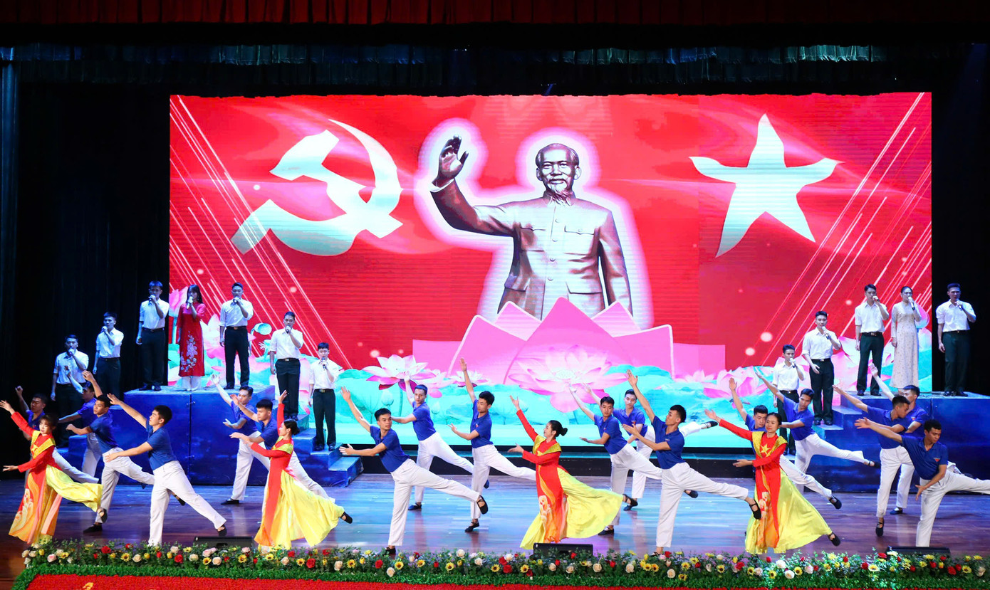 Đoàn viên thanh niên Quân đội và đơn vị kết nghĩa biểu diễn văn nghệ tại chương trình bế mạc lớp bồi dưỡng. Đoàn viên thanh niên Quân đội và đơn vị kết nghĩa biểu diễn văn nghệ tại chương trình bế mạc lớp bồi dưỡng.