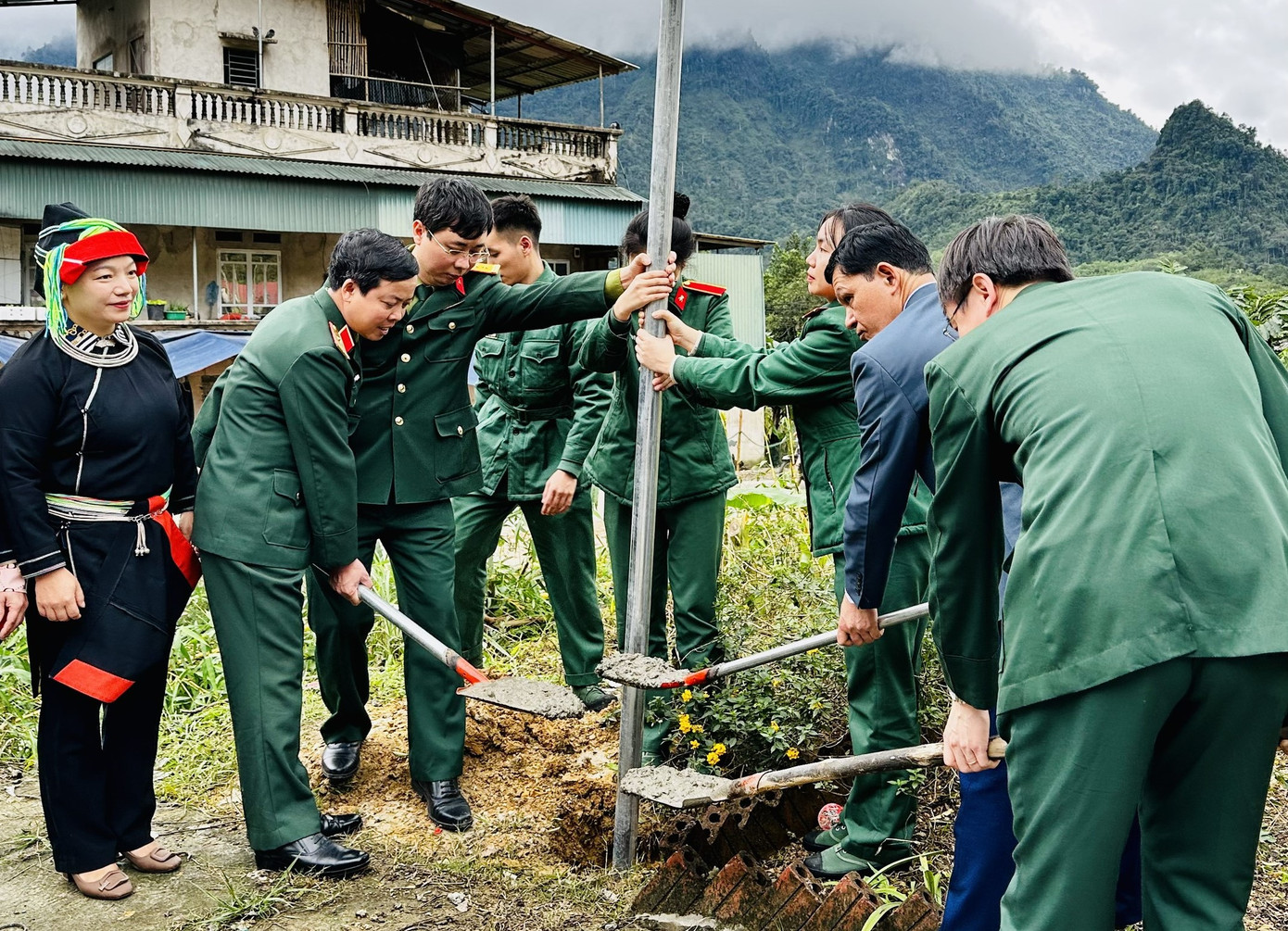 Đoàn công tác lắp đặt cột đèn năng lượng mặt trời tặng người dân địa phương. Đoàn công tác lắp đặt cột đèn năng lượng mặt trời tặng người dân địa phương.
