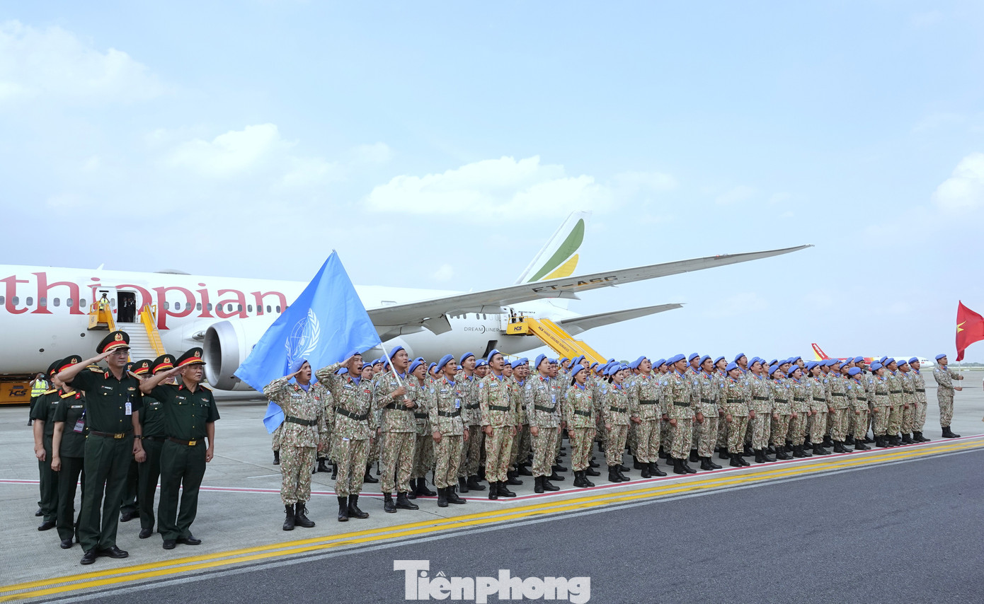 Lễ chào cờ được tổ chức tại sân bay Nội Bài, ngay sau khi máy bay chở cán bộ, nhân viên Đội Công binh số 2 hạ cánh.