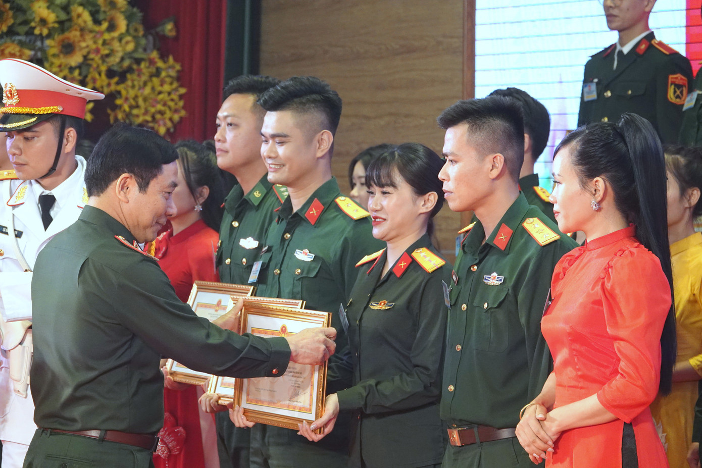 Thiếu tướng Nguyễn Đình Chiêu - Phó Chính ủy Tổng cục Hậu cần và Thiếu tướng Nguyễn Khắc Nhân - Phó Chính ủy Bộ Tư lệnh Thủ đô Hà Nội, trao Bằng khen của Chủ nhiệm Tổng cục Chính trị tặng 50 tuyên truyền viên chính xuất sắc. Thiếu tướng Nguyễn Đình Chiêu - Phó Chính ủy Tổng cục Hậu cần và Thiếu tướng Nguyễn Khắc Nhân - Phó Chính ủy Bộ Tư lệnh Thủ đô Hà Nội, trao Bằng khen của Chủ nhiệm Tổng cục Chính trị tặng 50 tuyên truyền viên chính xuất sắc.