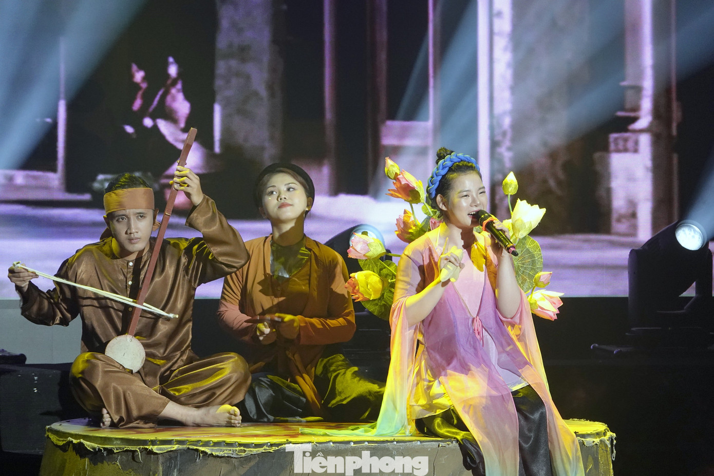 Phần thi diễn của Đoàn nghệ thuật quần chúng Ban Chỉ huy quân sự quận Hoàng Mai (Bộ Tư lệnh Thủ đô Hà Nội), ngay sau lễ khai mạc Liên hoan, tối 11/7.