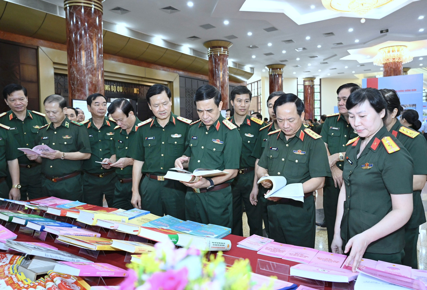 Lãnh đạo Quân ủy Trung ương - Bộ Quốc phòng và các đại biểu tham quan khu trưng bày tại hội nghị. Lãnh đạo Quân ủy Trung ương - Bộ Quốc phòng và các đại biểu tham quan khu trưng bày tại hội nghị.