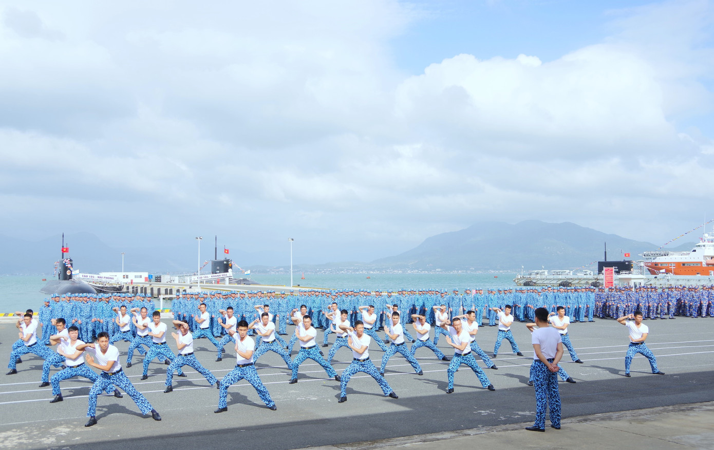 Cán bộ, thủy thủ tàu ngầm 183 - TPHCM đồng diễn thể dục trong Lễ ra quân huấn luyện năm 2024. Cán bộ, thủy thủ tàu ngầm 183 - TPHCM đồng diễn thể dục trong Lễ ra quân huấn luyện năm 2024.