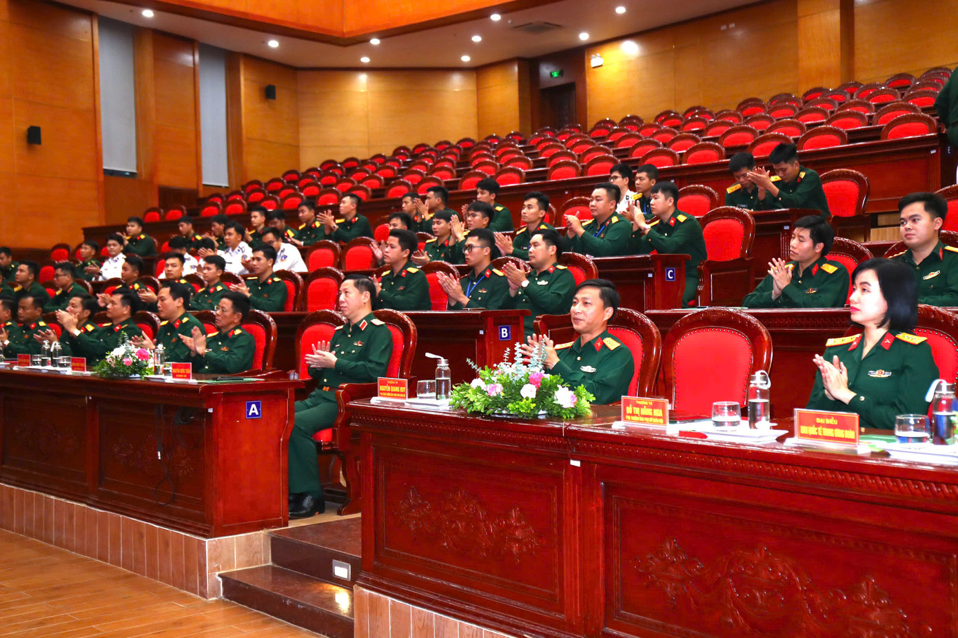 Các đại biểu dự chương trình bế mạc. Các đại biểu dự chương trình bế mạc.