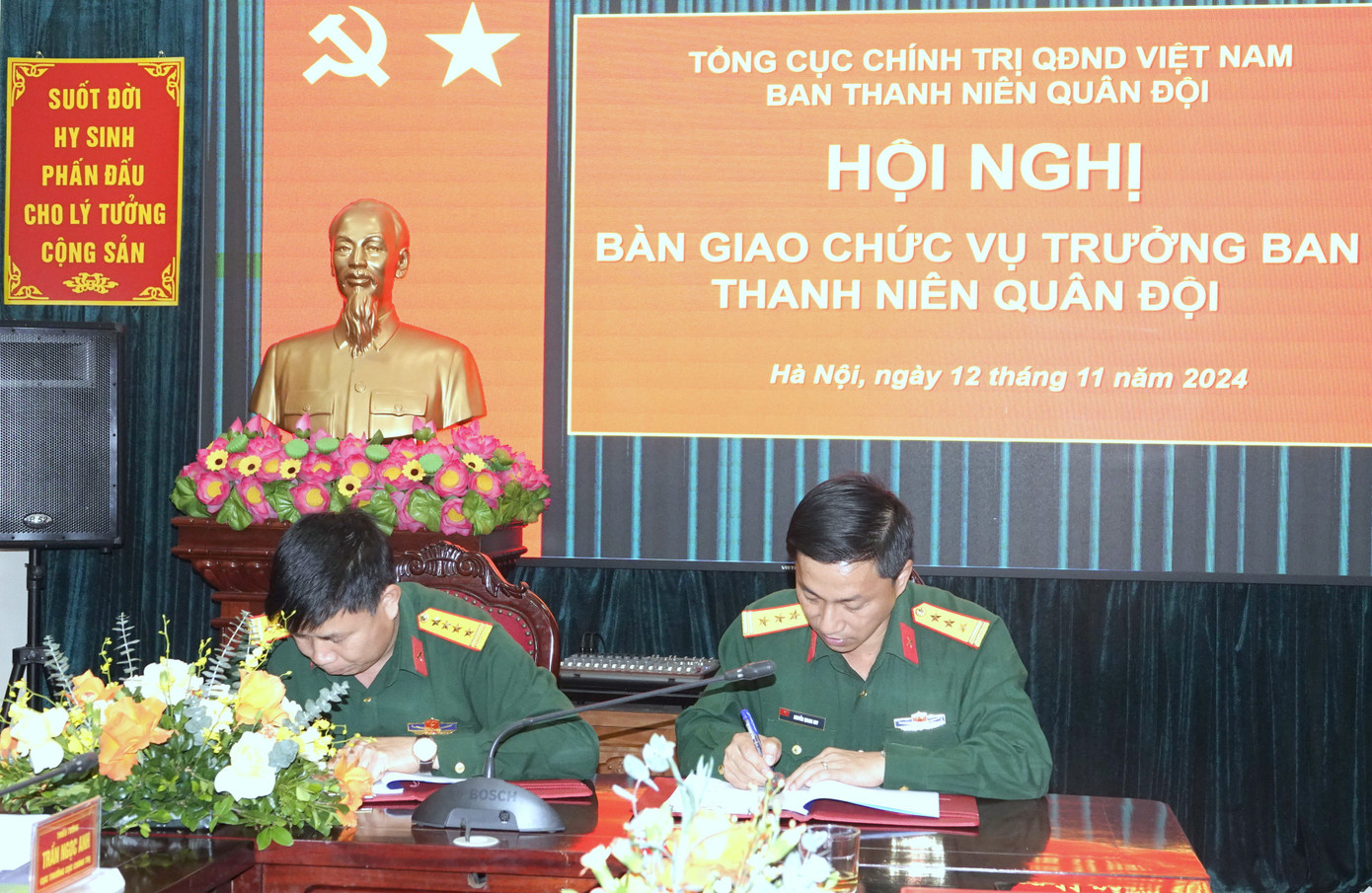 Đại tá Trần Viết Năng và Thượng tá Nguyễn Quang Huy ký biên bản bàn giao. Đại tá Trần Viết Năng và Thượng tá Nguyễn Quang Huy ký biên bản bàn giao.