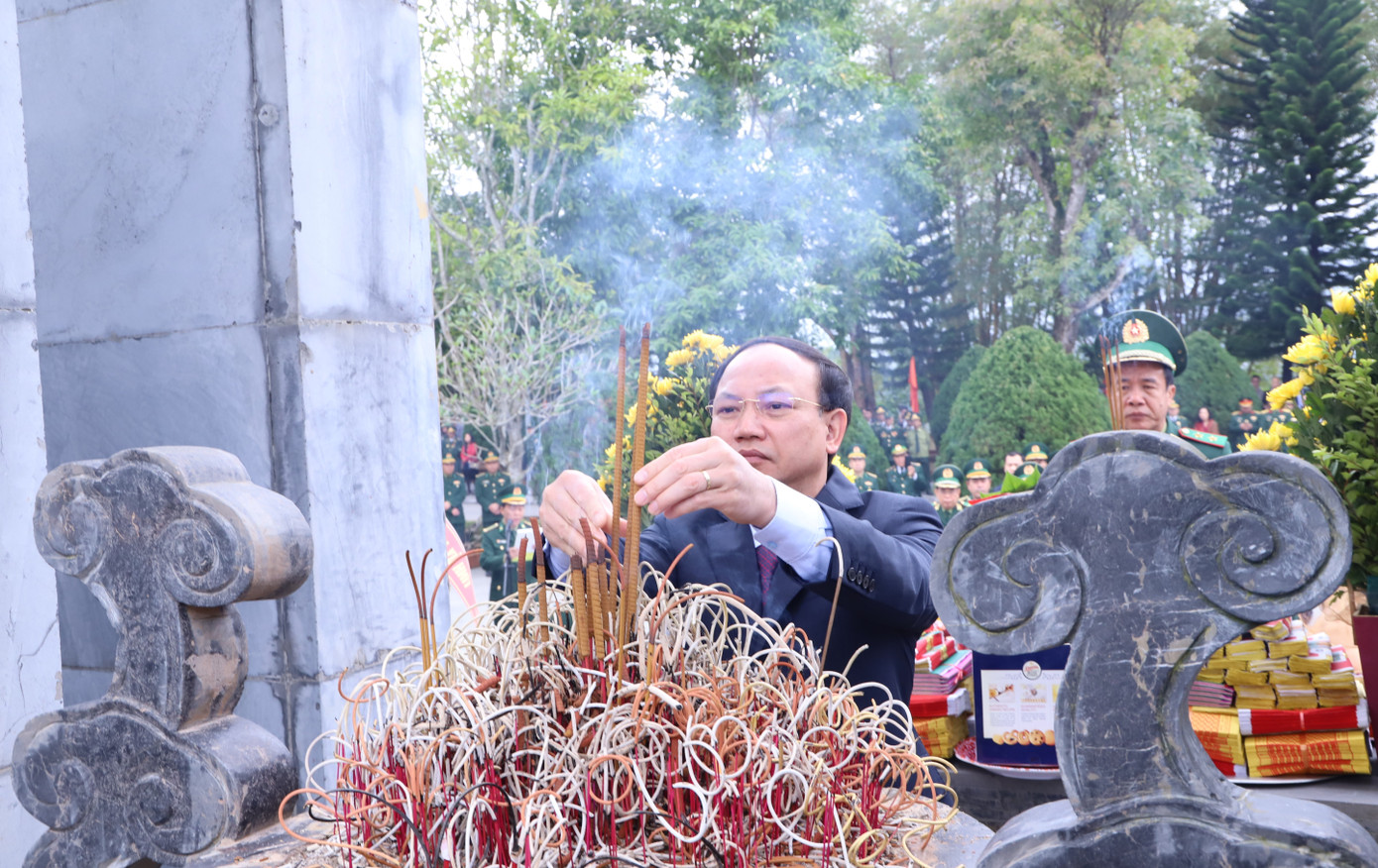 Các đại biểu dâng hương tưởng nhớ các Anh hùng Liệt sĩ đã ngã xuống cho Tổ quốc đứng lên. Các đại biểu dâng hương tưởng nhớ các Anh hùng Liệt sĩ đã ngã xuống cho Tổ quốc đứng lên.