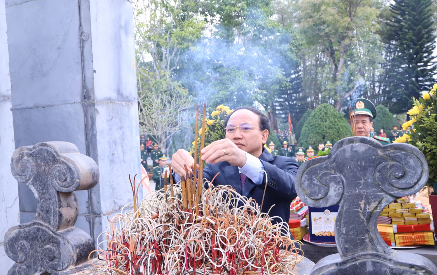 Các đại biểu dâng hương tưởng nhớ các Anh hùng Liệt sĩ đã ngã xuống cho Tổ quốc đứng lên. Các đại biểu dâng hương tưởng nhớ các Anh hùng Liệt sĩ đã ngã xuống cho Tổ quốc đứng lên.
