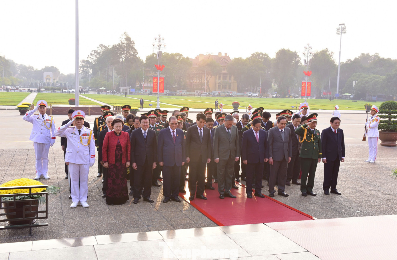 Tổng Bí thư Tô Lâm, Chủ tịch nước Lương Cường, Thủ tướng Chính phủ Phạm Minh Chính và Chủ tịch Quốc hội Trần Thanh Mẫn cùng các đại biểu lãnh đạo, nguyên lãnh đạo tưởng niệm Chủ tịch Hồ Chí Minh.